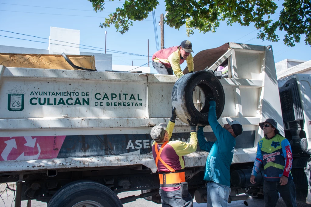 Ayuntamiento de Culiacán continúa con la descacharrización para prevenir criaderos del mosquito