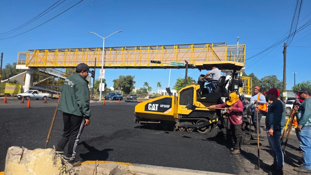 Brigadas de Obras Públicas del Ayuntamiento de Culiacán realizan trabajos de mantenimiento integral en el bulevar José Limón