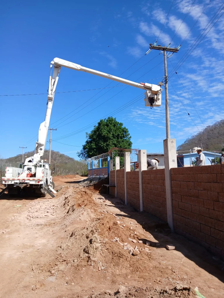 Se mantiene la rehabilitación de alumbrado público en comunidades de Badiraguato