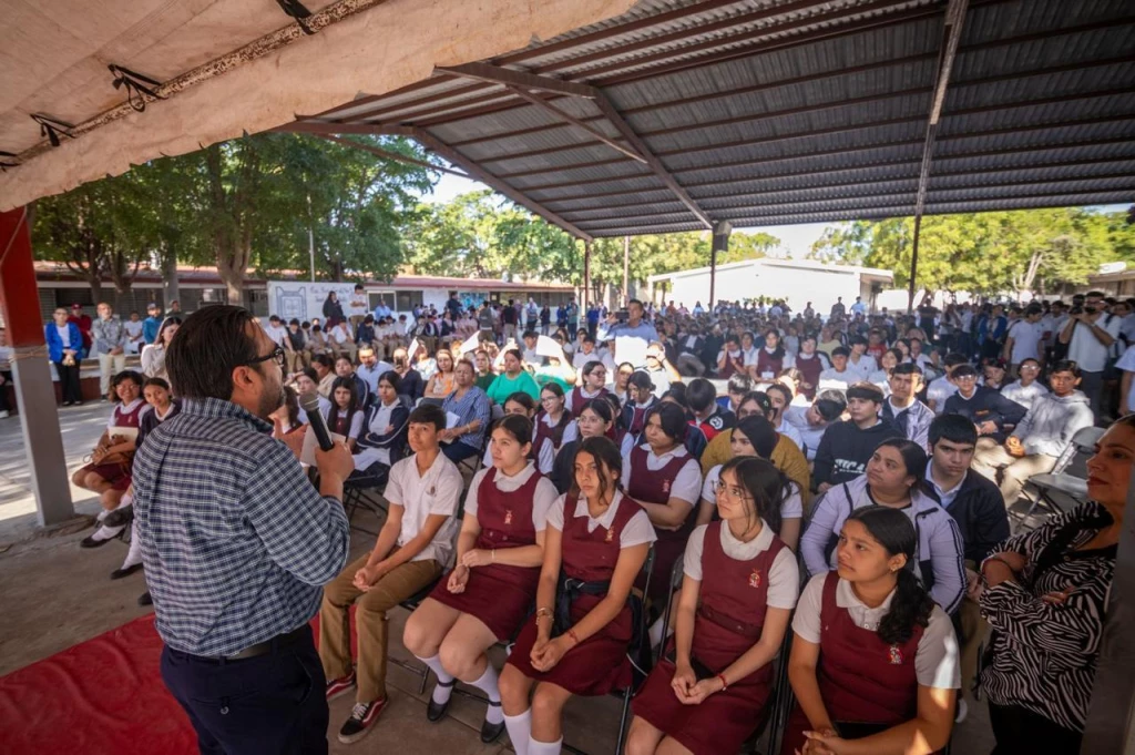 Juan de Dios Gámez visita a alumnos y maestros en la Secundaria General No. 5; compromete mejoras