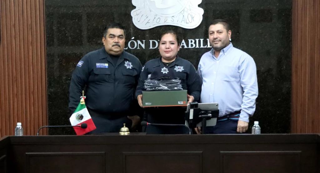 “Soy un aliado más de ustedes”: Alcalde de Badiraguato entrega uniformes y calzado a policías y elementos de Protección Civil del municipio 
