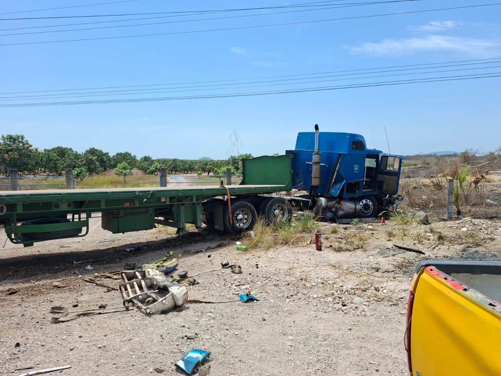 23 trabajadores del campo resultan lesionados en choque de camioneta contra tráiler al sur de Sinaloa
