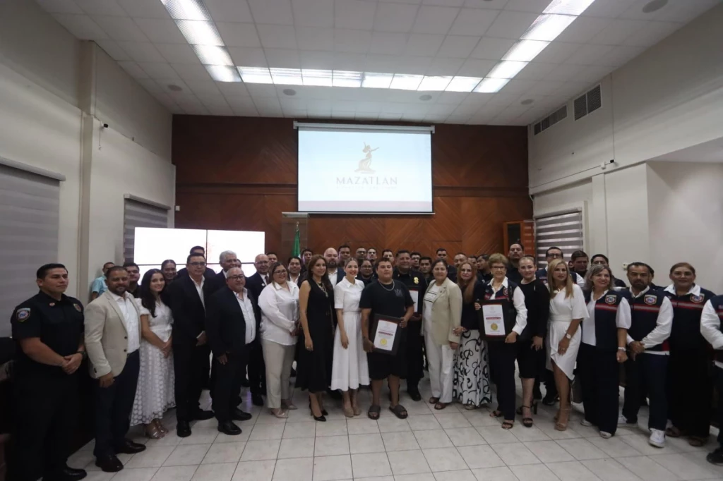 Entregan medalla de Jornadas Heroicas a Bomberos Mazatlán y a ciudadano José Rodolfo Olivo