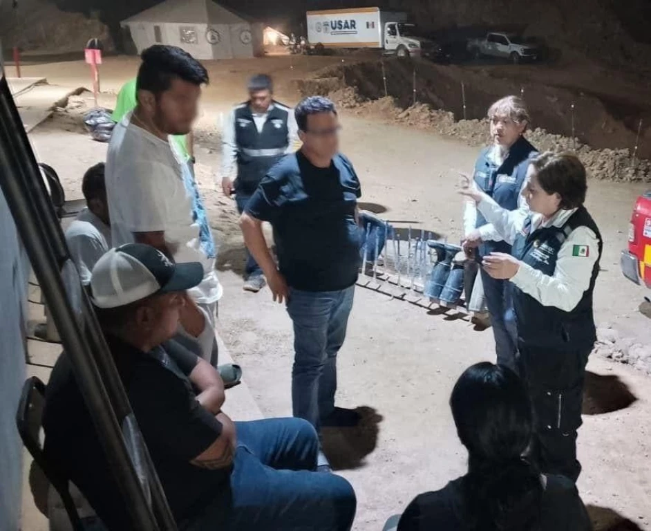 Redoblan labores de rescate de tres trabajadores que tienen casi una semana atrapados en mina en Rosario, Sinaloa
