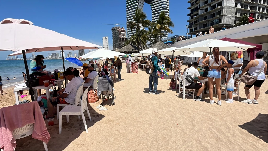 Turistas aprovechan vacaciones de Semana Santa para disfrutar de Mazatlán
