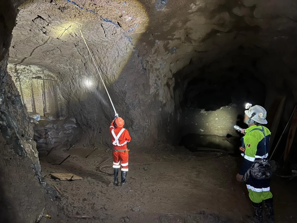Realiza trabajo de reforzamiento estructural en la mina Santa Fe