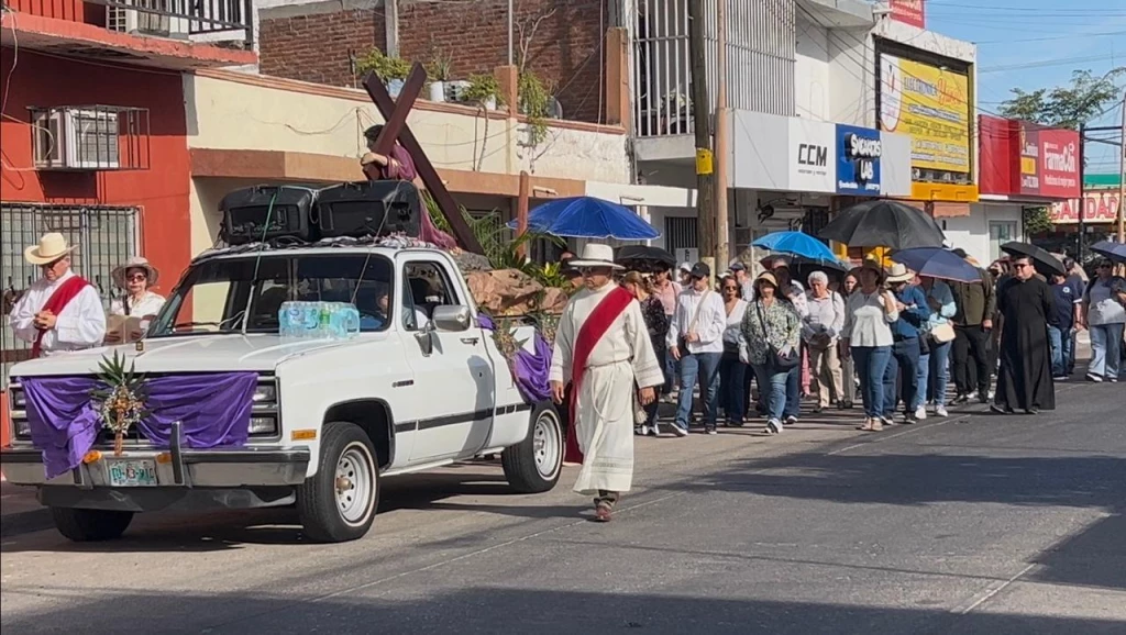 Comunidad de la iglesia de Nuestra Señora del Carmen realizan viacrucis