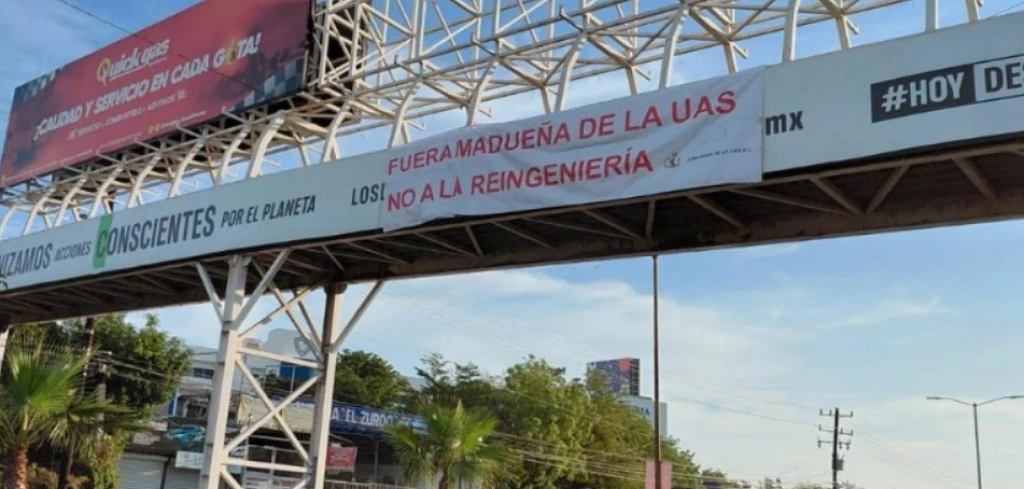 Trabajadores de la UAS colocan lonas en puentes de Culiacán 