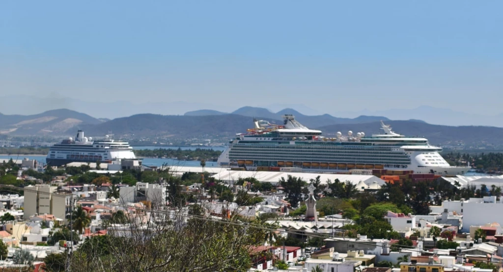 Recibe Mazatlán a más de 5 mil turistas en doble arribo de crucero