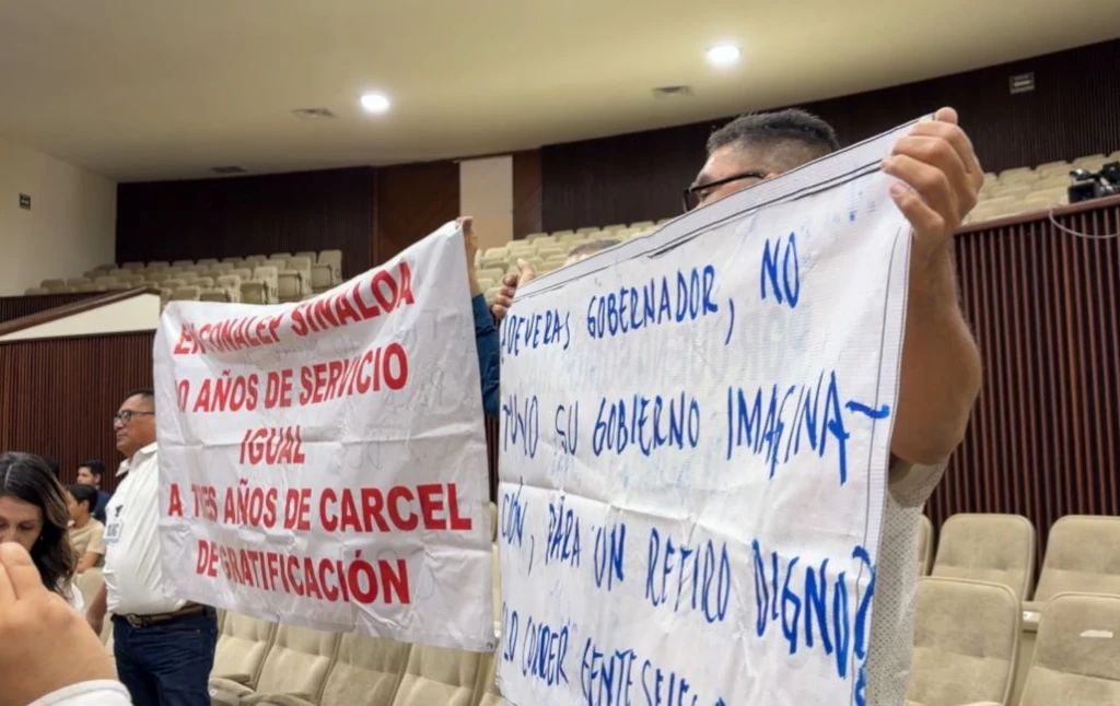 Se manifiestan profesores de CONALEP en el Congreso de Sinaloa