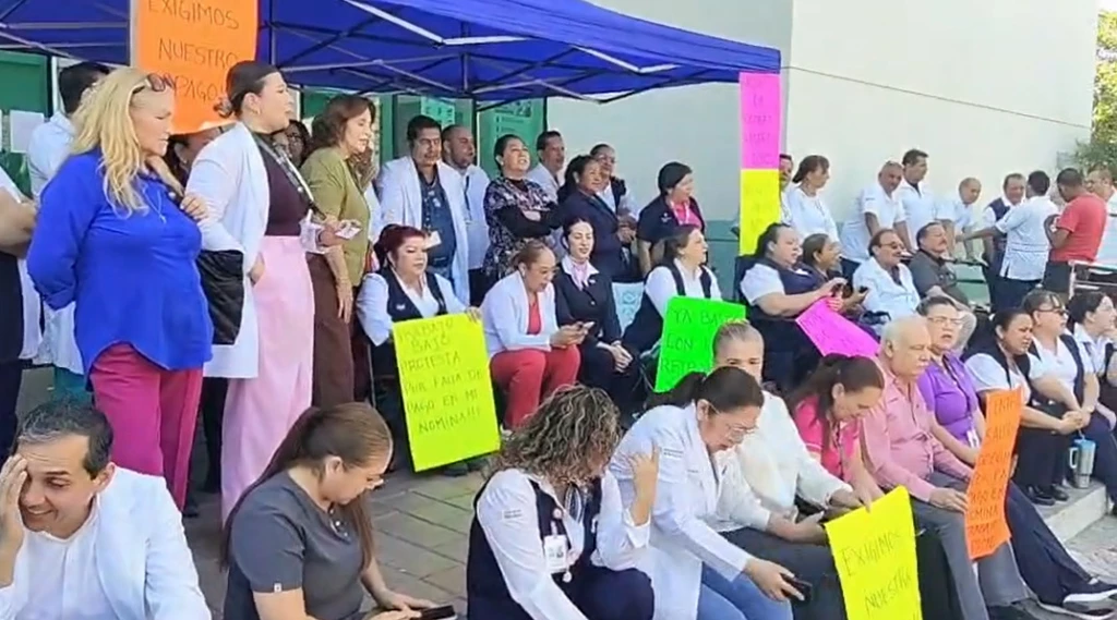 Trabajadores del sistema IMSS Bienestar en Sinaloa se manifestaron este jueves en distintos hospitales y centros de salud
