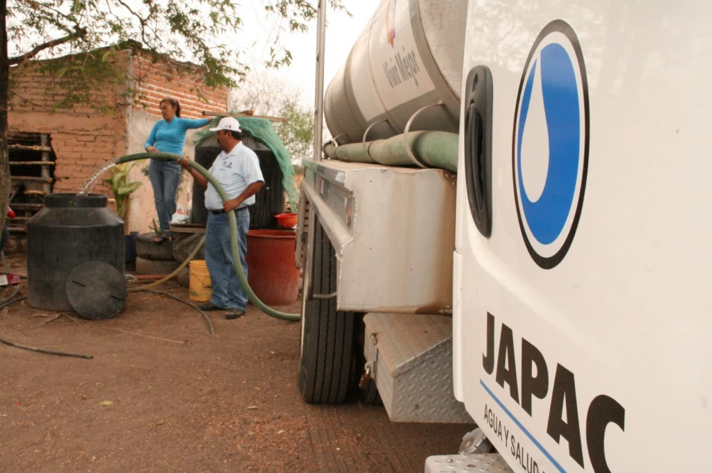 Abastece JAPAC a 13 comunidades con pipas de agua 
