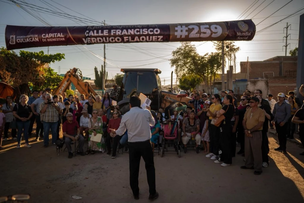 Juan de Dios Gámez lleva pavimentación a la Guadalupe Victoria; suma más de mil mdp en 403 calles