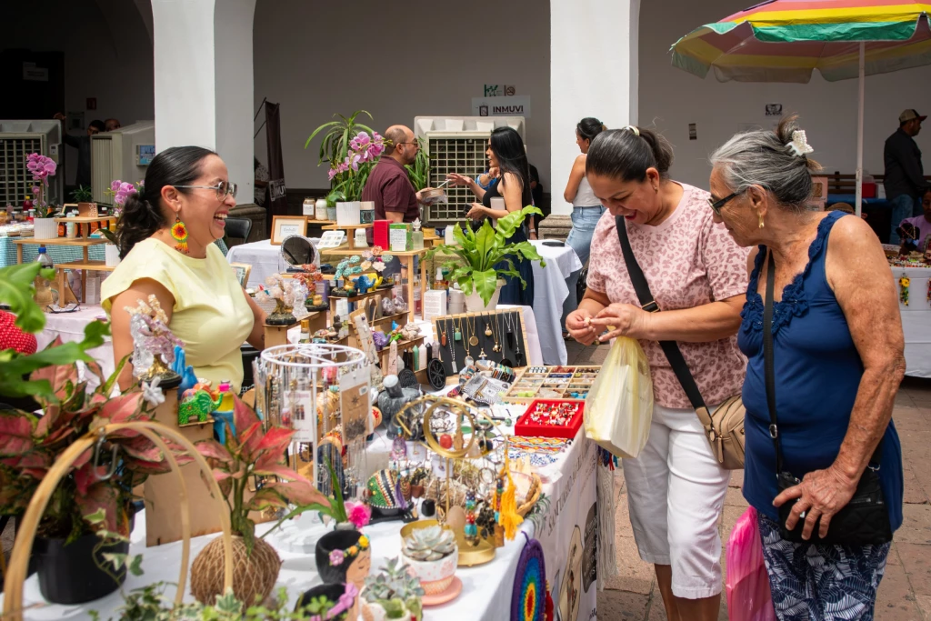 Realizan segunda edición del año del bazar “Mujeres Emprendedoras por el Bienestar” en el Ayuntamiento