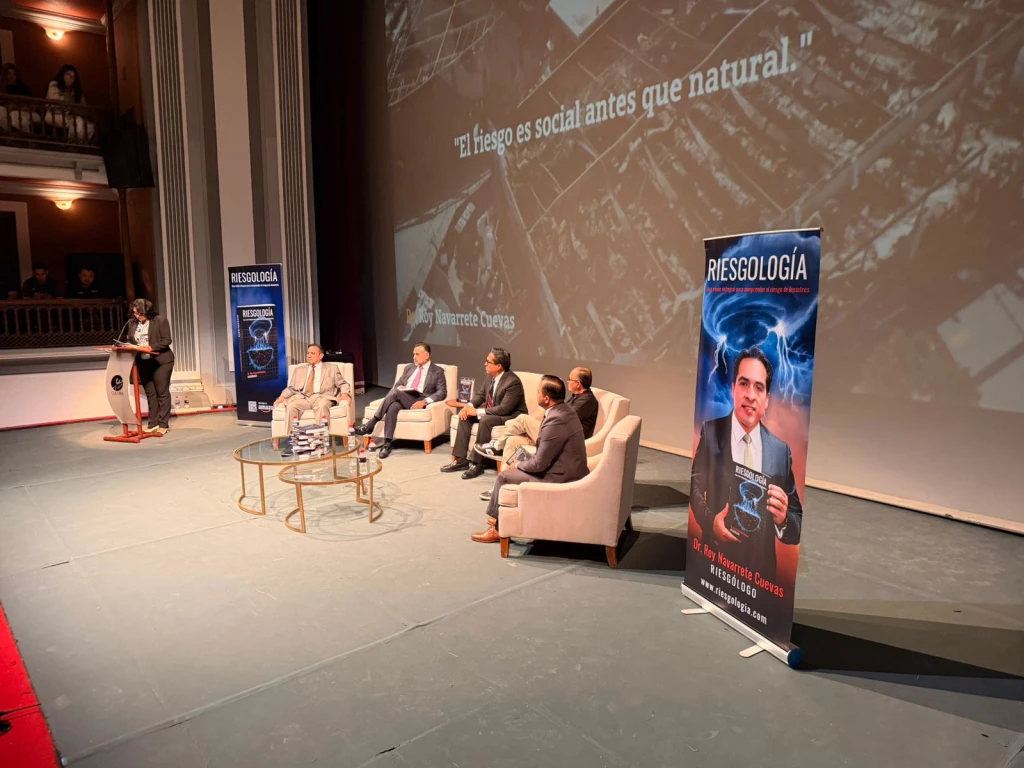 Presenta Roy Navarrete su libro "Riesgología" en el Teatro Ángela Peralta de Mazatlán