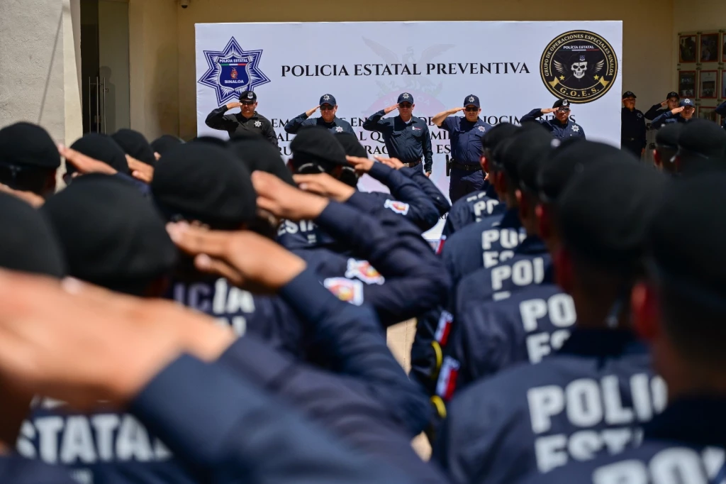 Reconocen a 46 policías de Sinaloa y se incorporan al GOES
