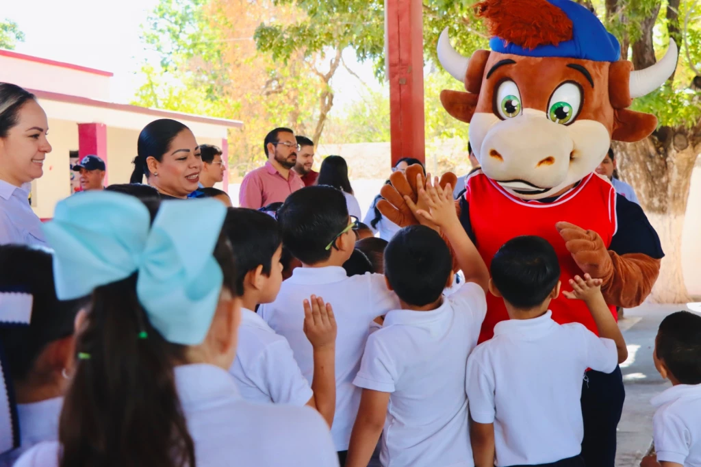 Alumnos de primaria de Badiraguato reciben sorpresas con motivo del Día del Niño; José Paz López presente en el Lunes Cívico 