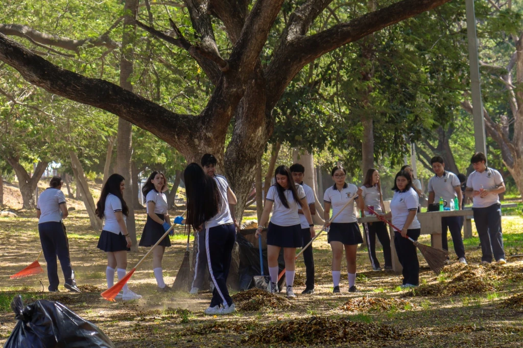Liderando el cambio ambiental a través de Bienestar Universitario y el Servicio Social, la UAS se suma a la Jornada Nacional “Tequios por la Tierra” con limpieza en el río Tamazula