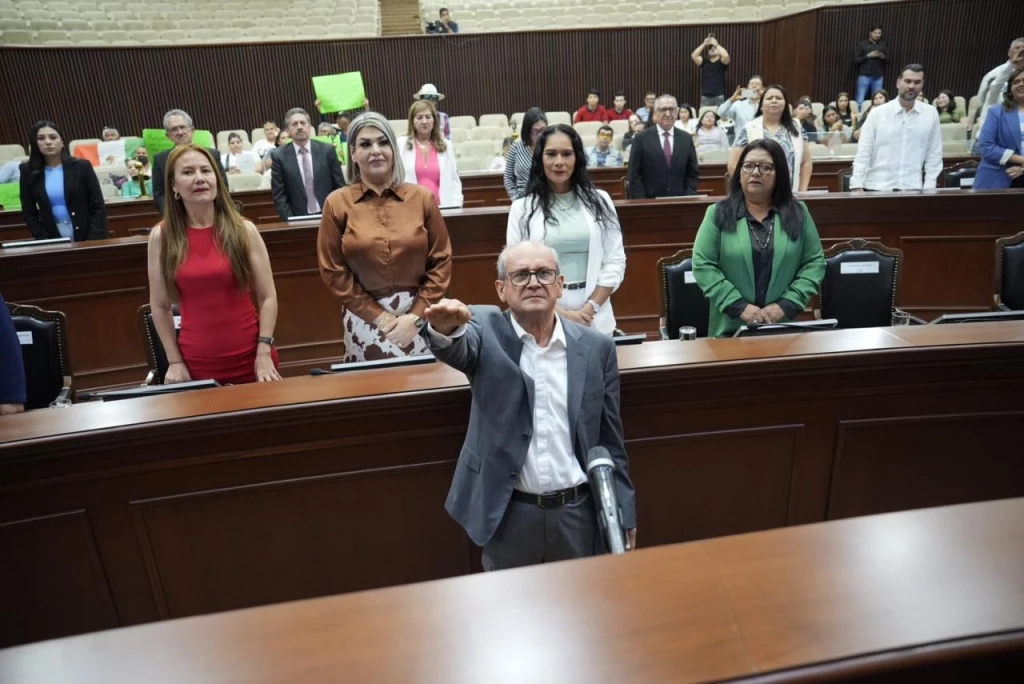 Aprueba Congreso de Sinaloa licencia del diputado Bernardino Antelo y toma protesta a su suplente Lauro Gallardo