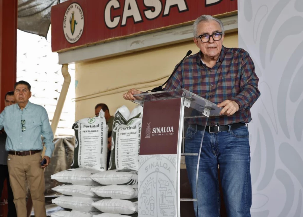 Entrega Rocha Moya fertilizantes en Sinaloa