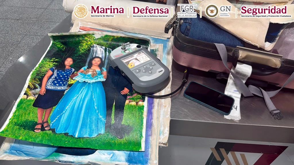 En el ​​​​​​​AICM, Autoridades Federales detienen a una persona que transportaba lienzos con narcótico adherido en la pintura