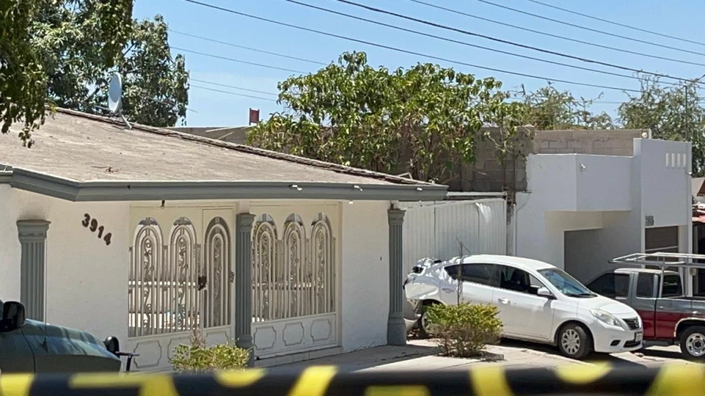 Balean vivienda y abandonan vehículo robado en la colonia Pemex, en Culiacán