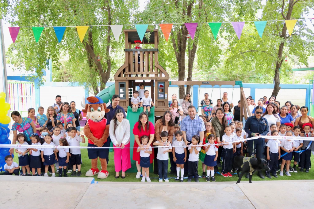 José Paz López entrega área recreativa en kínder de Badiraguato 
