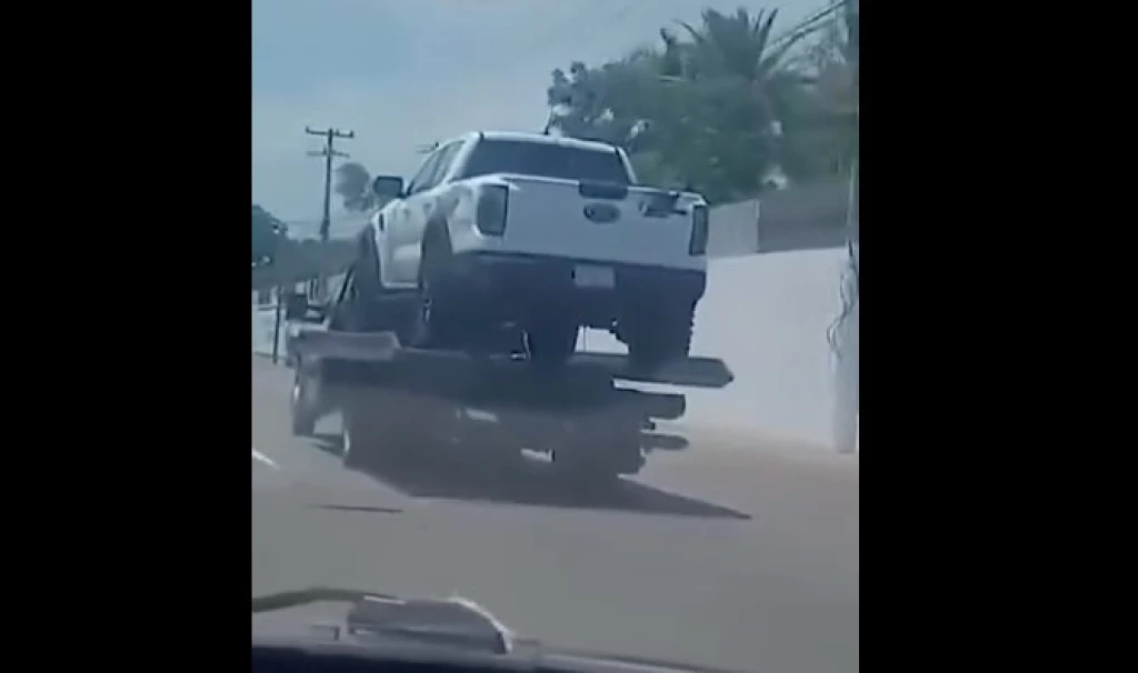 FGE aclara que camioneta vinculada al caso Cuén Ojeda no resultó afectada en incendio de pensión en Culiacán