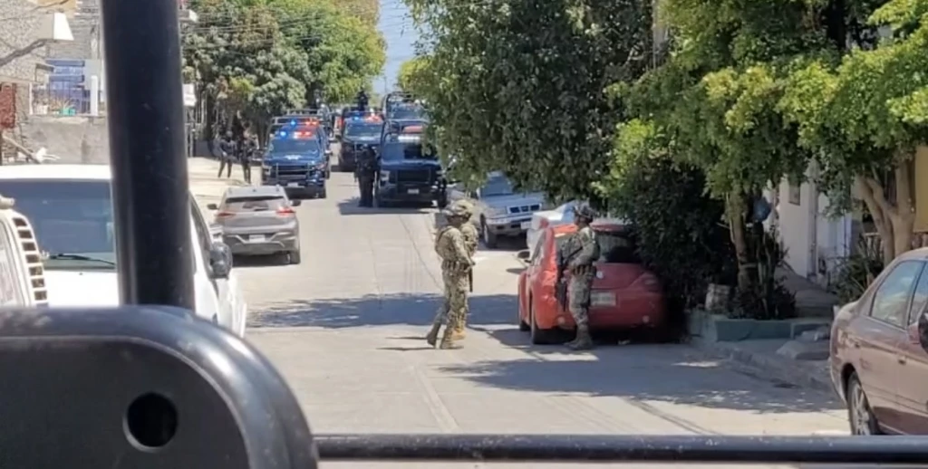 Ex militar es atacado a balazos afuera de su casa en Mazatlán