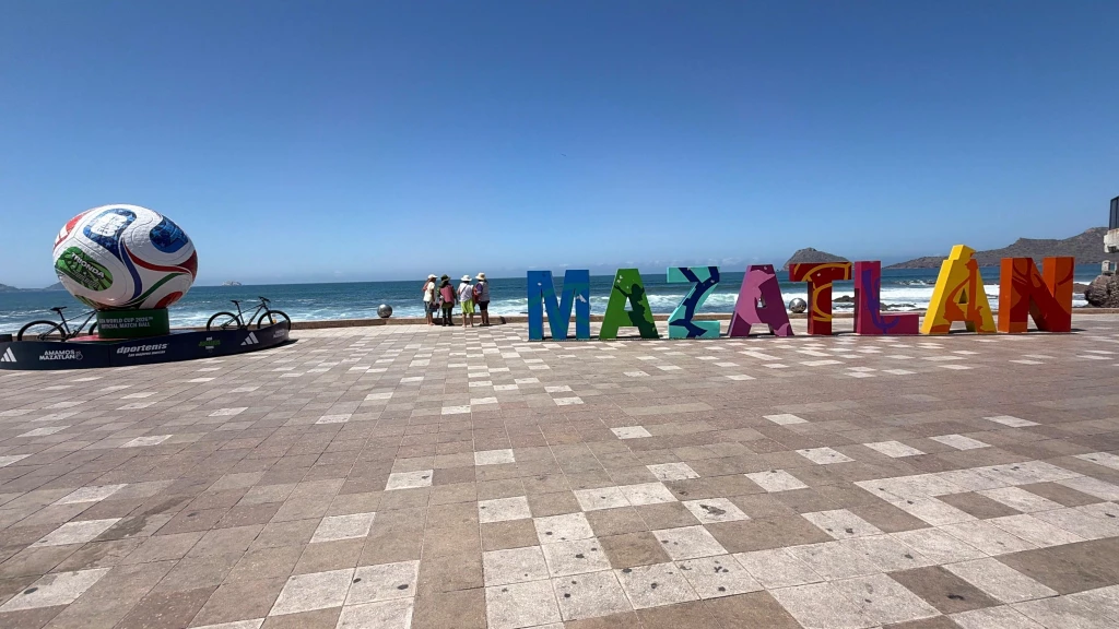 ¡El mundial ya se siente en Mazatlán! El Balón Trionda está en el malecón