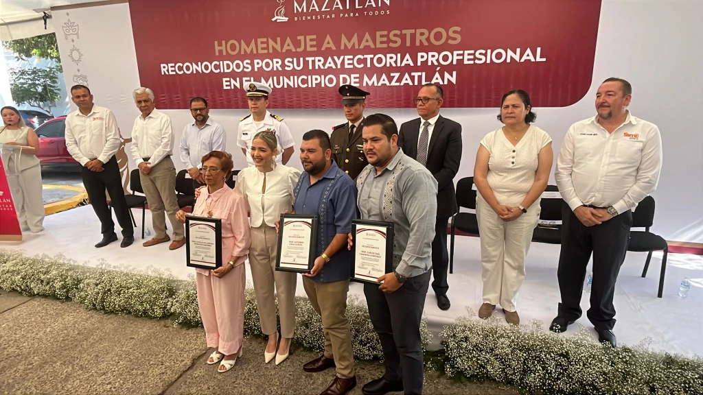 Una maestra y dos maestros son reconocidos por su trayectoria en Mazatlán