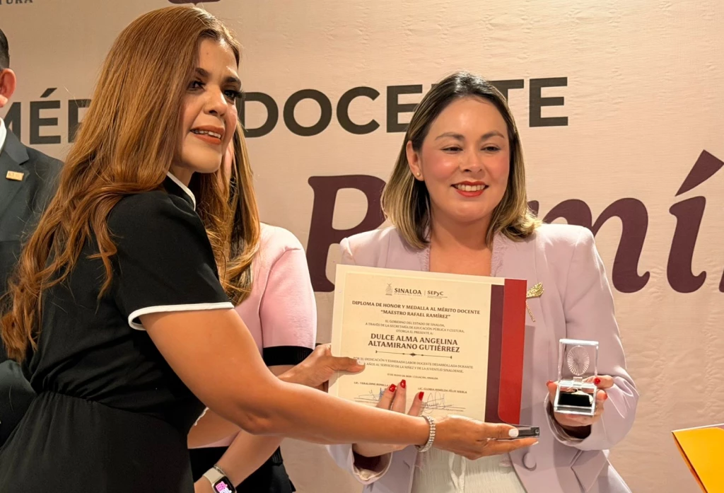 Entregan medalla a 597 docentes sinaloenses