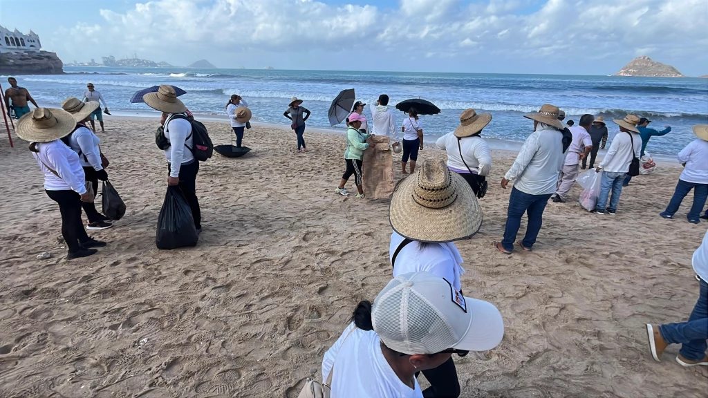 Realizan limpieza de playas por el día del Medio Ambiente en Mazatlán