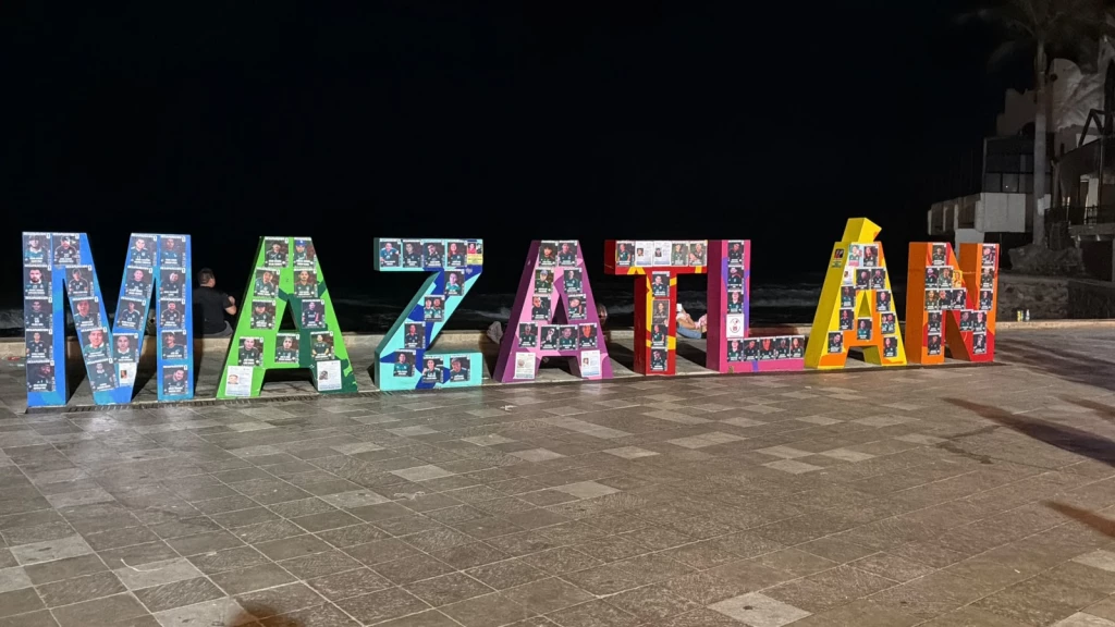 Colectivos de búsqueda tapizan letras de Mazatlán con fotos de desaparecidos