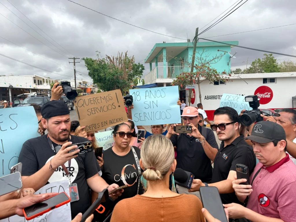 Se manifiestan vecinos de Líderes en Acción en Mazatlán