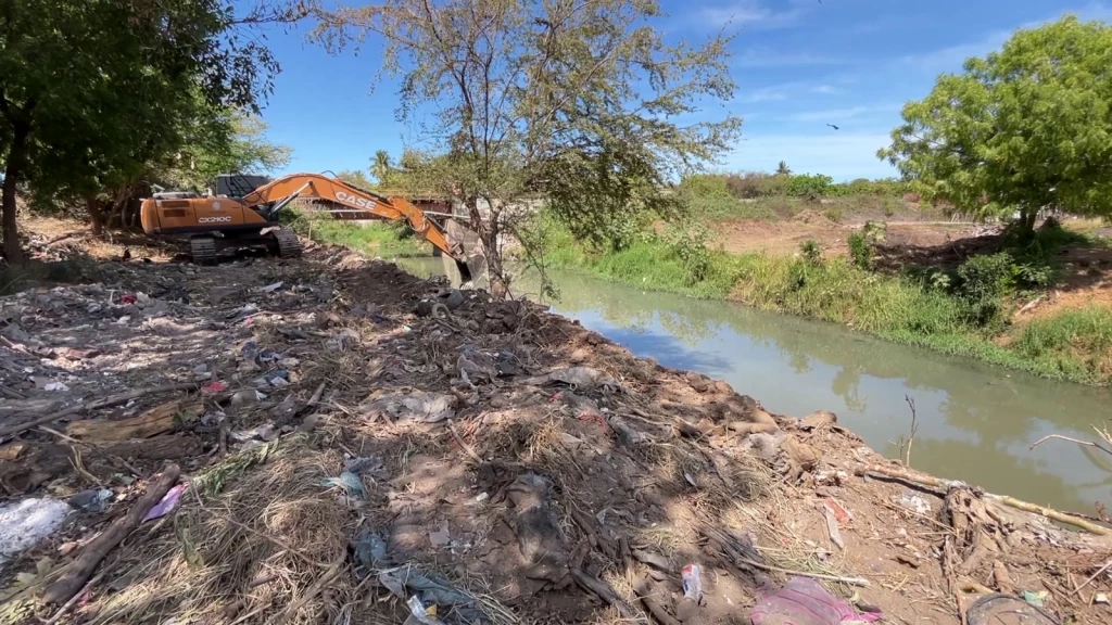 Intensifican limpieza de canales pluviales en Mazatlán