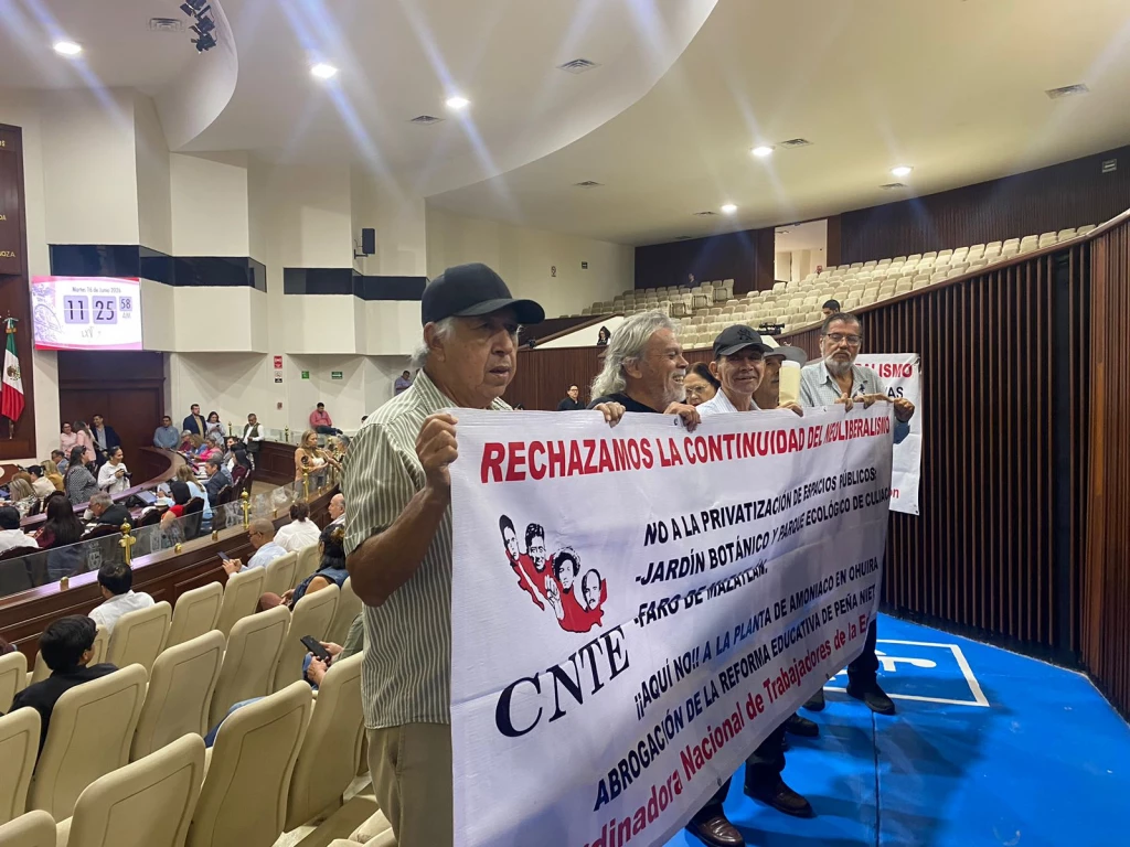 Profesores de la CNTE exigen pronunciamiento del Congreso