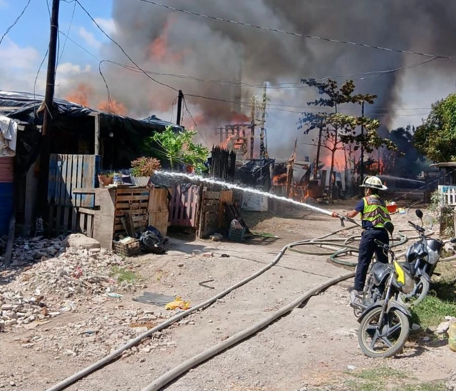 Fuerte incendio en Mazatlán ocasiona la evacuación de alrededor de 130 personas