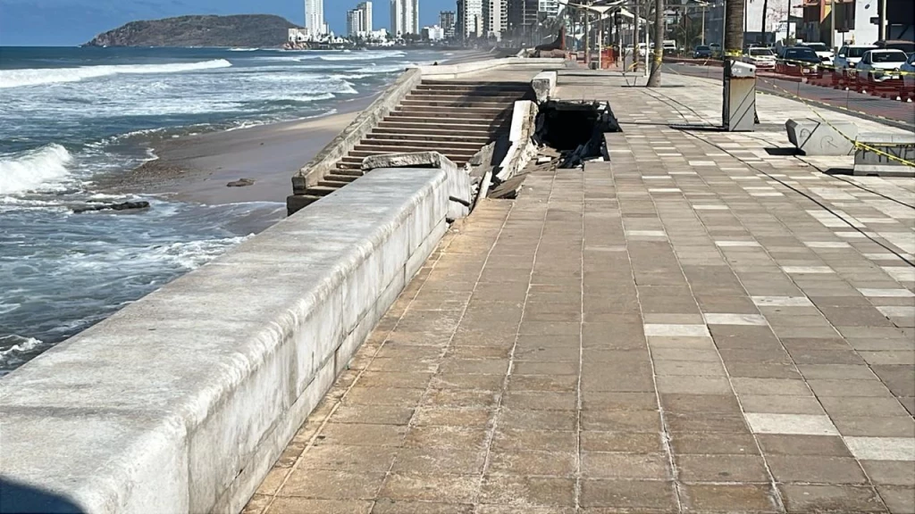 Se derrumba pedazo del malecón de Mazatlán