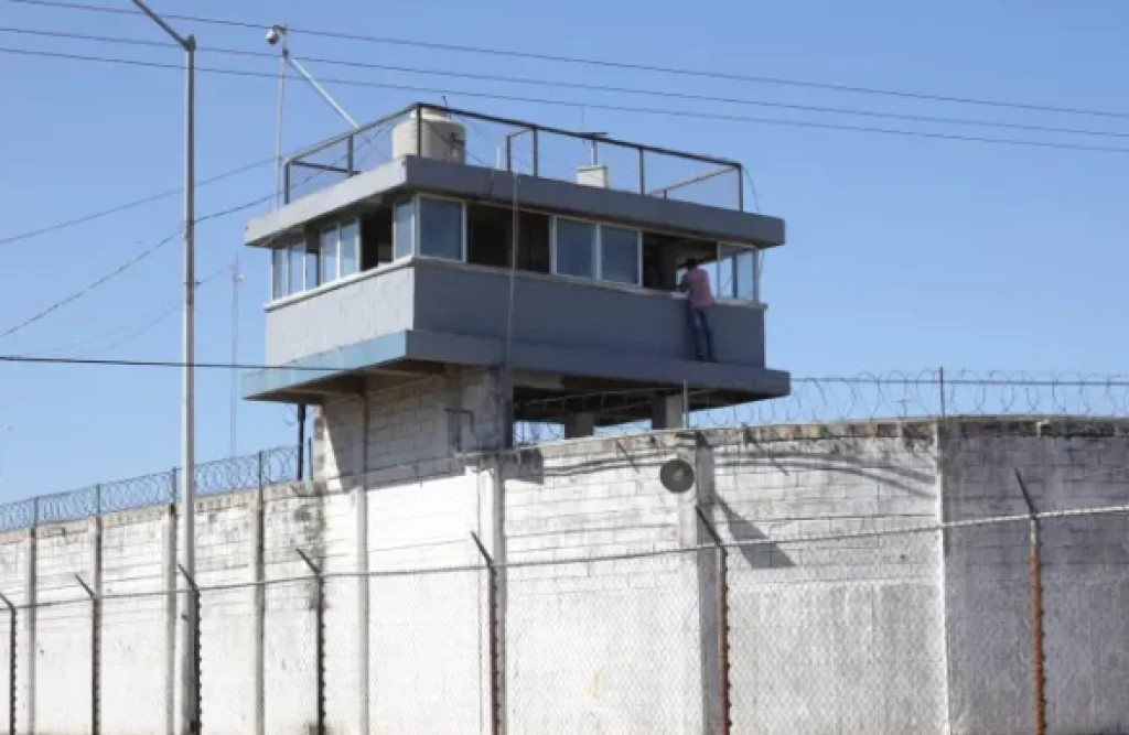 Localizan a reo sin vida dentro del penal de El Castillo en Mazatlán