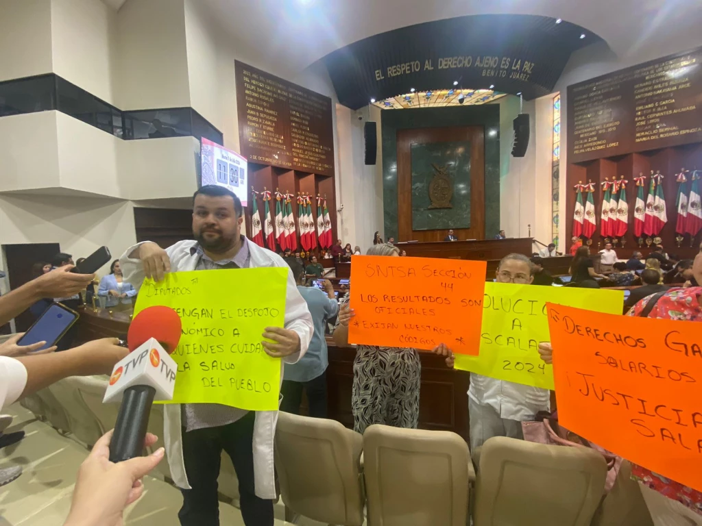 Denuncian salarios retenidos a personal de salud