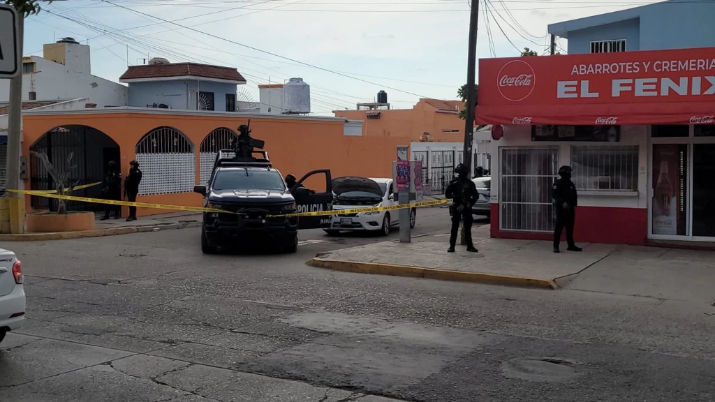 Se registra persecución en contra de conductor de automóvil Versa; logró huir a pie