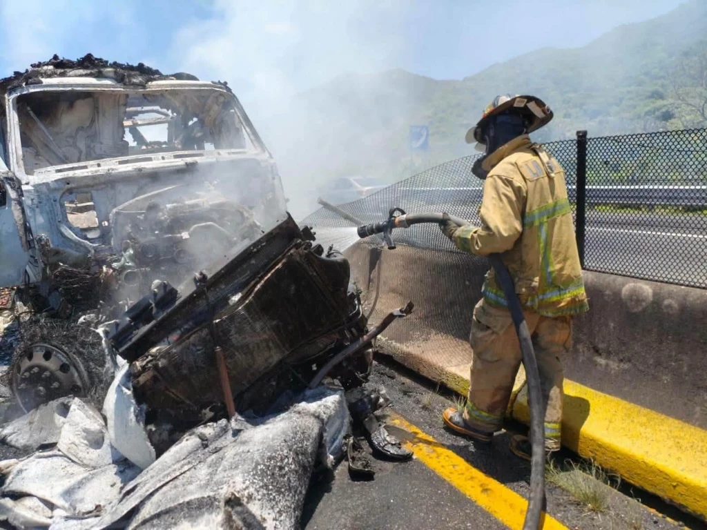 Al menos 10 personas mueren tras choque múltiple en la autopista Guadalajara-Tepic