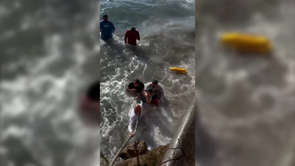 Salvavidas de Mazatlán realizan rescate heroico; salvan de morir ahogado a un menor de edad