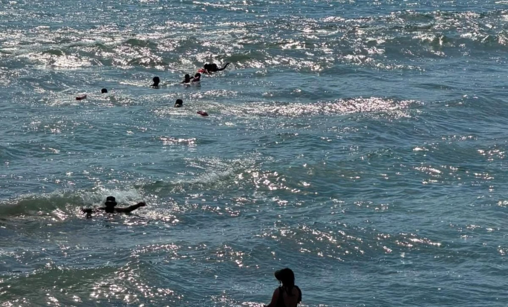 Rescatan a tres mujeres que no podían salir del mar en Mazatlán