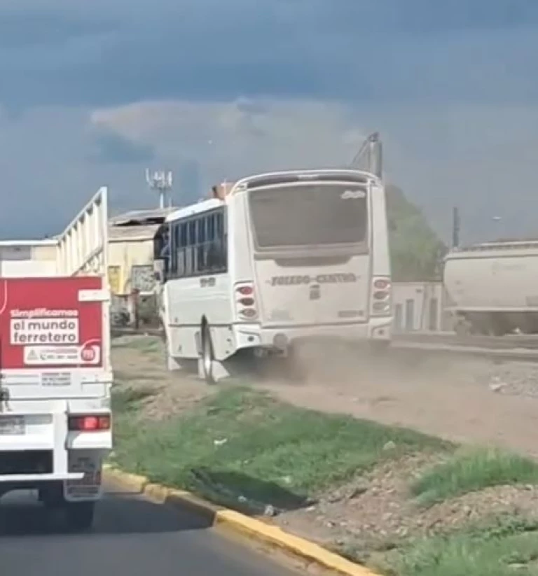 Captan a camión circulando por terracería