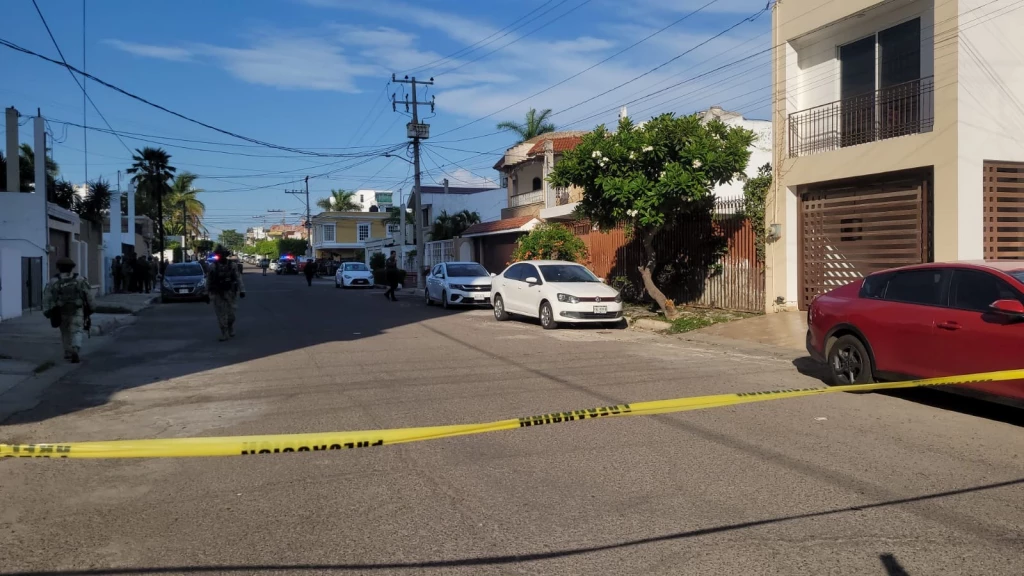 Encuentran dos cuerpos de personas sin vida dentro de un vehículo abandonado en Mazatlán