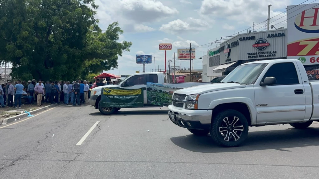 Bloquean agricultores Calzadas Aeropuerto en Culiacán