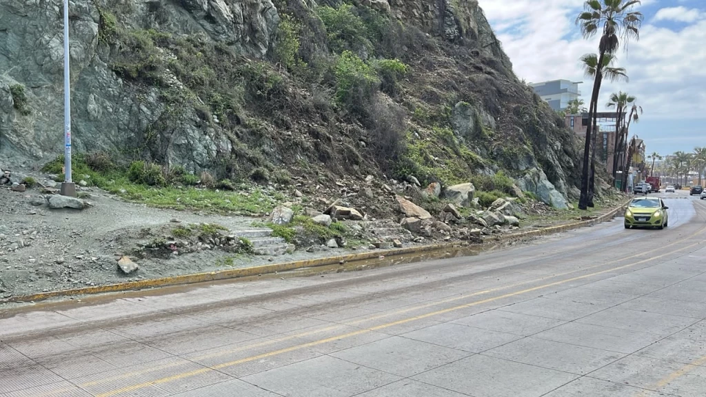 Lluvias en Mazatlán ocasiona un pequeño deslave en cerro de la Nevería