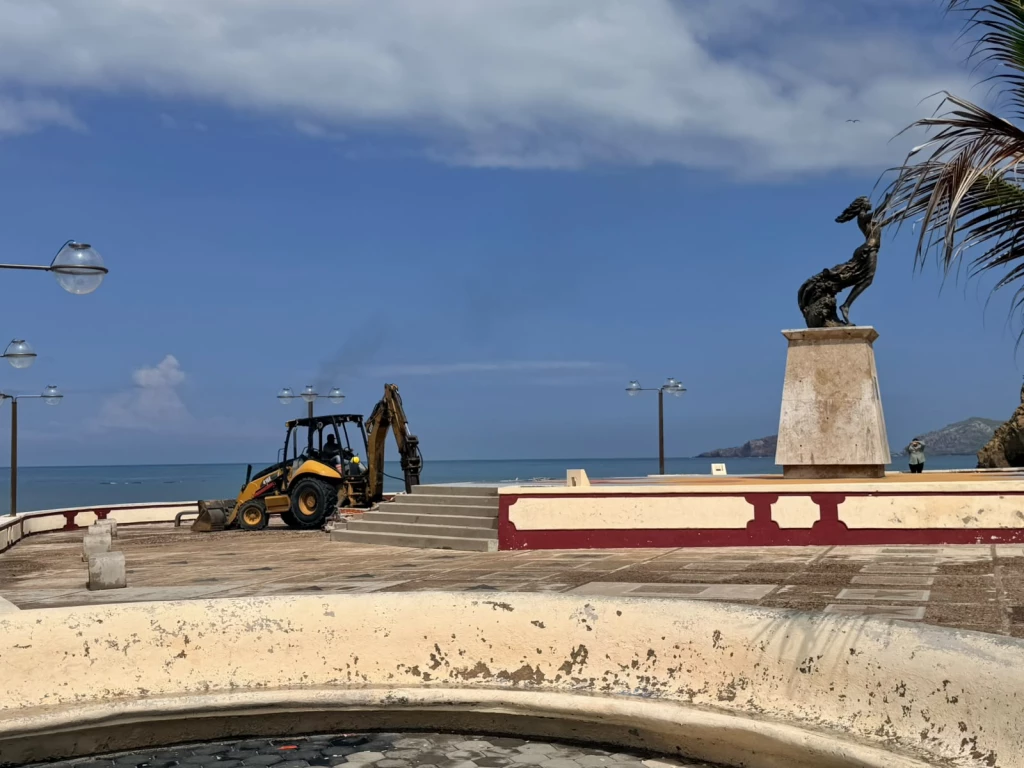 Ya iniciaron los trabajos de rehabilitación de monumento a la Mujer Mazatleca